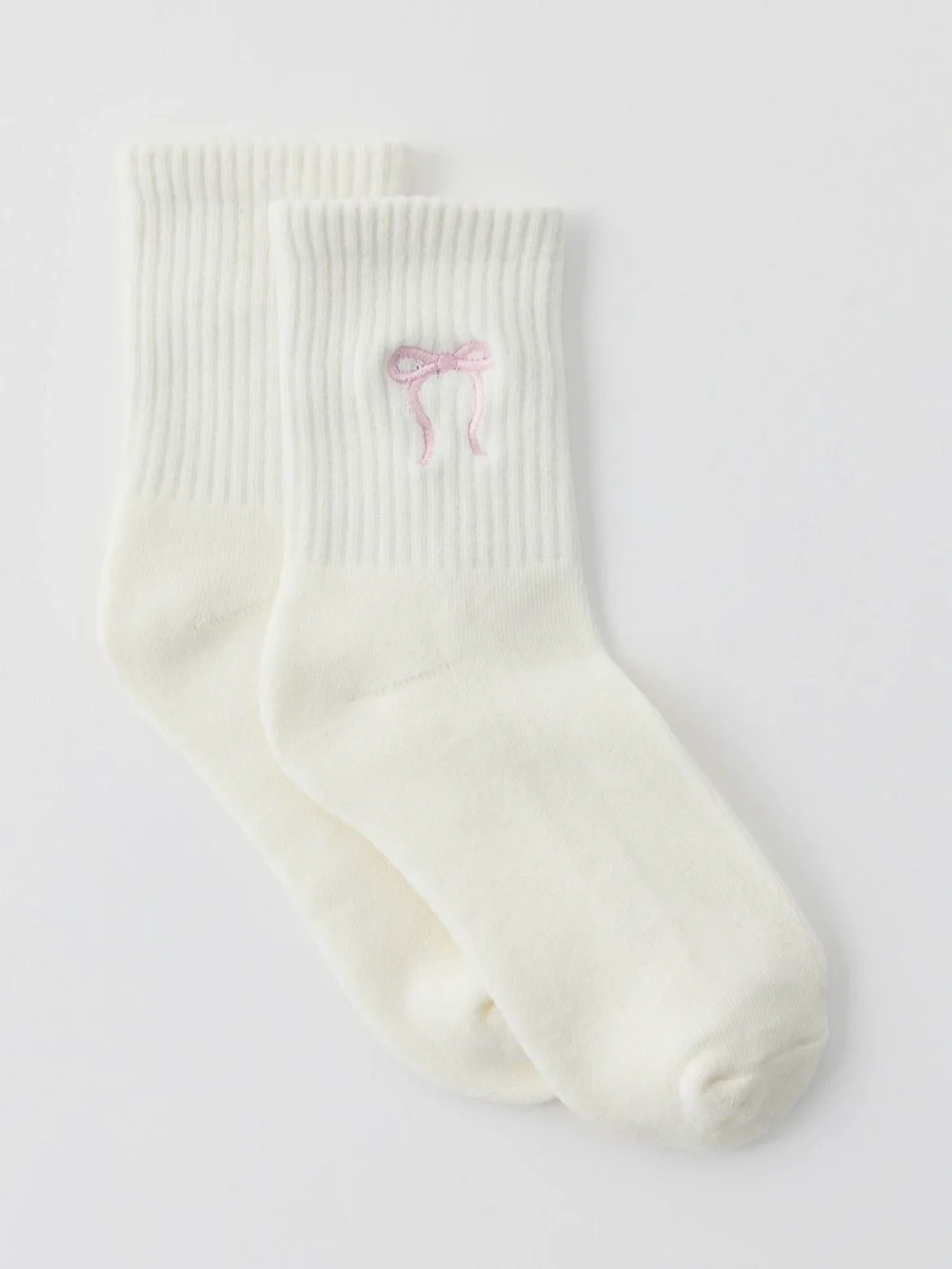 UO White + Pink Bow Icon Embroidered Ribbed Quarter Crew Socks